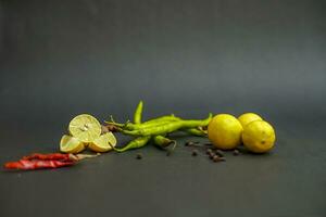 röd chili och citron- med svart bakgrund foto