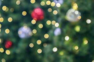 abstrakt suddig jul träd med bokeh ljus bakgrund foto