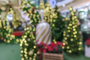 abstrakt suddig jul träd med bokeh ljus bakgrund foto