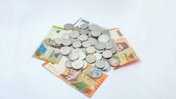 samling av indonesiska rupiah sedlar på en vit bakgrund foto