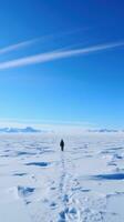 ensam explorer stående på omfattande is isflak foto