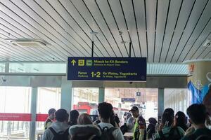 de yia flygplats tåg, drivs förbi pt raillink, erbjudanden en bekväm och pålitlig transport länk mellan yogyakarta internationell flygplats och de stad Centrum. kulon progo - Indonesien, 09 03 2023 foto