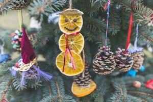 diy handgjort dekoration på en jul träd foto