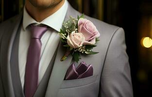elegant brudgum i grå kostym och vit skjorta, med rosett slips och vit reste sig boutonniere. upp stänga. Foto av hög kvalitet. ai generativ