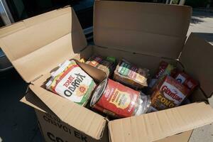 generositet överfyllda en mat kör samling låda fylld med donationer. ai genererad. foto