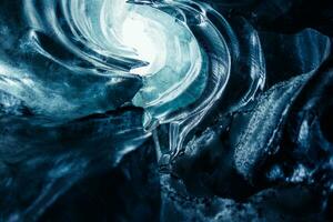 enorm stenar av is inuti Vatnajokull glaciär crevasse i isländsk landskap, majestätisk transparent frysta isig block. is grottor med frostig texturerad stenar täckt i glasera, glaciär vandring. foto