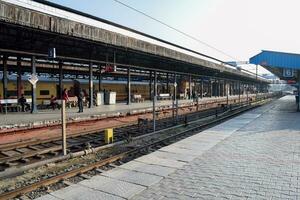 amritsar, Indien, april 20 2023 - indisk järnväg tåg på amritsar järnväg station plattform under morgon- tid, färgrik tåg på amritsar, punjab järnväg station foto