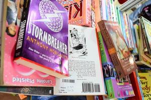 ny delhi, Indien, augusti 9 2023 - mängd av böcker på hylla inuti en bokstånd på delhi internationell bok rättvis, urval av böcker på visa i årlig bok rättvis. foto