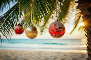 jul ornament glimmande på handflatan träd längs en lugn tropisk strand foto