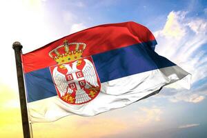 serbia 3d tolkning flagga vinka isolerat himmel och moln bakgrund foto