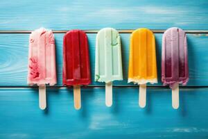 färgrik popsicles på blå trä- bakgrund. selektiv fokus, färgrik isglass is grädde på turkos trä- bakgrund, ai genererad foto