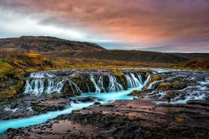 solnedgång med unikt vattenfall - bruarfoss foto