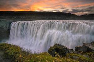 detifoss vattenfall med solnedgång i bakgrunden foto