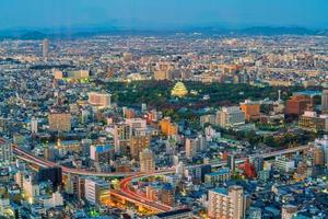 nagoyas stadssilhuett med nagoyaslott i japan foto