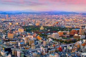 nagoyas stadssilhuett med nagoyaslott i japan foto