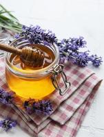 burk med honung och färska lavendelblommor foto