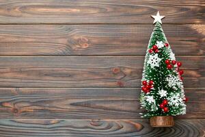 platt lägga sammansättning med jul träd på Färg bakgrund. topp se med kopia Plats foto