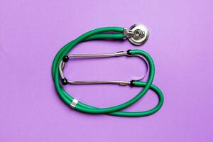 topp se av grön stetoskop på färgrik bakgrund. medicinsk diagnos verktyg begrepp foto