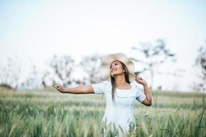 kvinna i hatten lycka i naturen