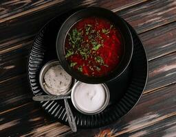 ukrainska kök - borscht med sur grädde foto