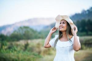 kvinna i hatten lycka i naturen