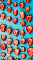 röd jordgubbar hackad på blå bakgrund foto
