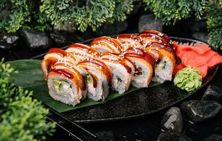 sushi uppsättning kanada rulla med lax foto