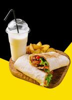 shawarma med franska frites och milkshake foto