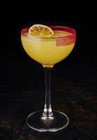 orange Martini eller margarita cocktail på svart foto