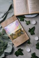 torkades och färsk te löv med bok foto