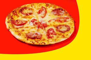pizza med tomater med ost och salami foto
