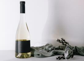 flaska av vit vin med glas foto