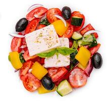 grekisk sallad av organisk grönsaker med tomater, gurka, röd lök, oliver foto