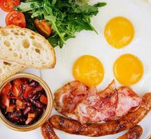 friterad ägg och bacon för frukost på en tallrik foto