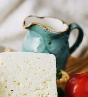 hemlagad grekisk ost fetaost på trä- skärande styrelse foto
