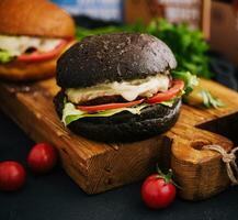 modern svart burger på trä- styrelse foto