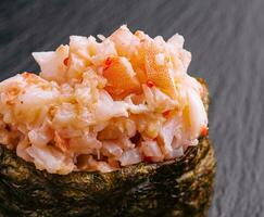 gunkan sushi med kryddad tonfisk på svart skrivbord foto