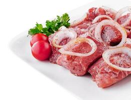 rå fläsk kött med lök och kryddor för matlagning kebab foto