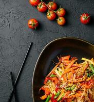 asiatisk vegetarian udon spaghetti med grönsaker i en skål foto