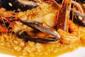 skaldjur risotto med mussla räka och bläckfisk foto