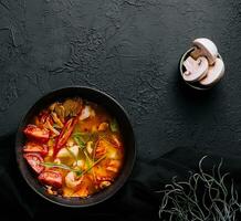 tom yum goong - thai varm och kryddad soppa foto