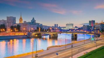 Moskvas stads skyline affärsdistrikt och Moskva floden i Ryssland