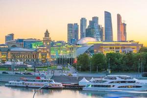 Moskvas stads skyline affärsdistrikt och Moskva floden i Ryssland
