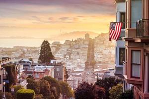 berömda Lombard Street i San Francisco foto