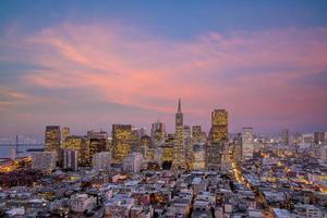 San Francisco centrum vid solnedgången. foto