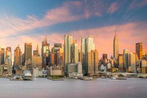 new york city manhattan midtown skyline i skymningen foto
