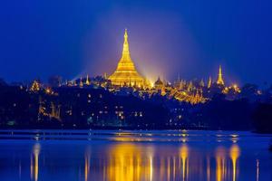 shwedagonpagod vid solnedgången, stor dagonpagod i Yangon Myanmar foto