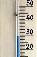 termometer isolerad över vitt foto