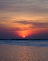 landskap synpunkt vertikal sommar hav vind Vinka Häftigt Semester lugna kust solnedgång himmel ljus orange gyllene kväll dag se lugna natur tropisk skön hav vatten resa bangsaen strand thailand foto