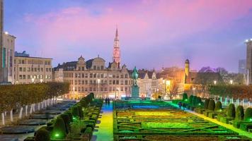 Bryssels stadsbild från monts des arts i skymningen foto